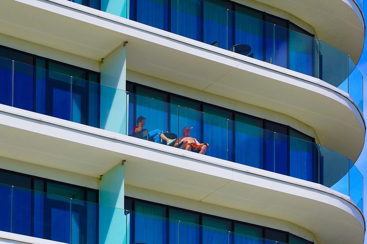Czy można opalać się na balkonie? Fot. Freepik