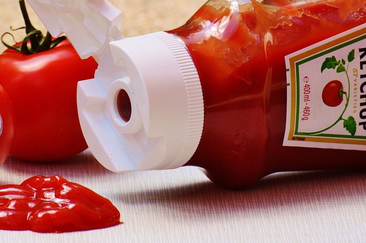 Oto jak wydobyć resztkę ketchupu? Fot. Freepik