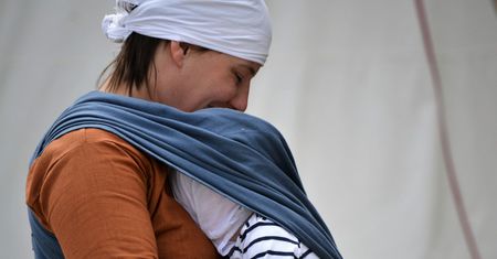 Chusta do noszenia dziecka – jak wiązać ją prawidłowo?