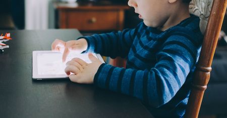 Smartfon, tablet, smartwatch – jak i kiedy dzieci powinny korzystać z technologii?
