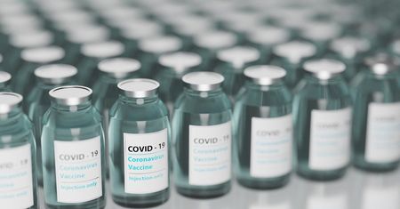 Luxmed odpowiada za to, że musi wyrzucić 90 dawek szczepionki przeciw COVID-19