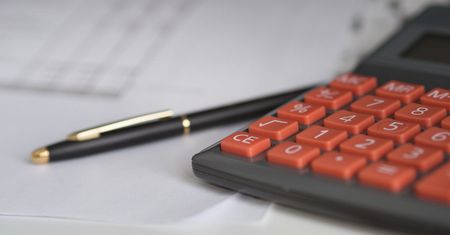 W pandemii wzrosły długi konsumentów i firm, ubyło dłużników