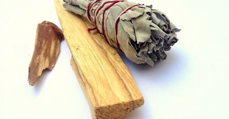 Czy różni się biała szałwia od palo santo?