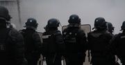 Policja prewencji używa gazu łzawiącego, aby rozproszyć protestujących w Paryżu