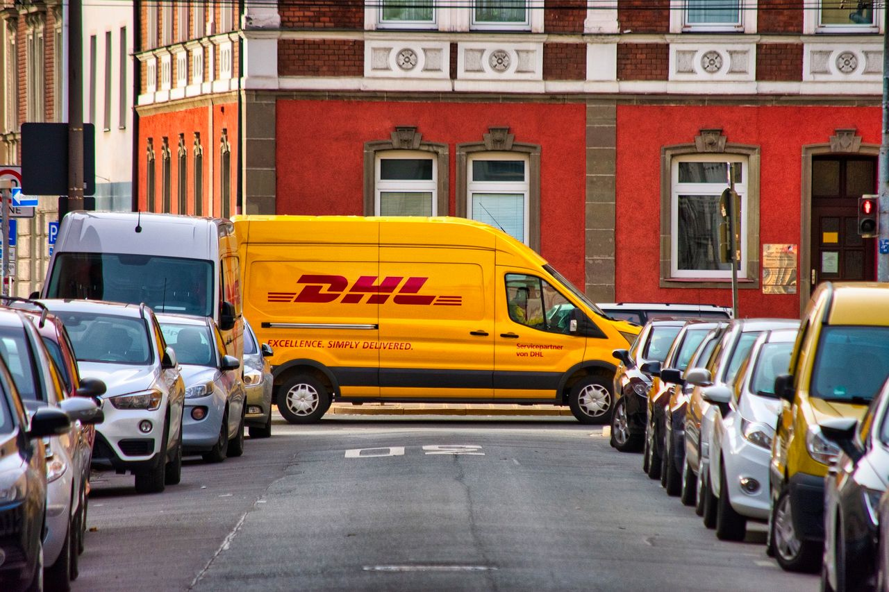 Niemiecki DHL, jedna z wiodących międzynarodowych firm kurierskich na świecie, ogłosiła, że wznawia świadczenie usług kurierskich w Rosji.