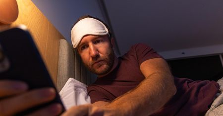 Budzisz się w nocy i nie możesz zasnąć ponownie? Tego nie rób pod żadnym pozorem