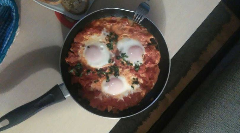 Szakszuka w wersji bezmięsnej, to bardzo sycące i zdrowe danie na śniadanie