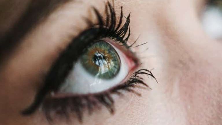 Eyeliner - kiedy warto po niego sięgnąć? Jak namalować idealną kreskę?