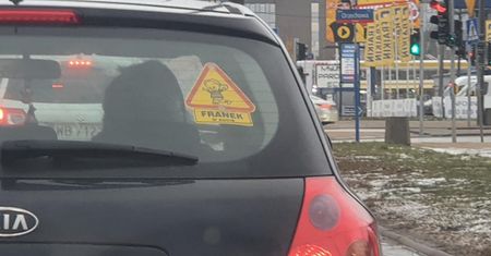 Jeździsz z taką naklejką na szybie? Zerwij, zanim dojdzie do tragedii