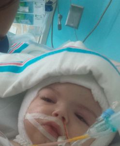 Mama bliźniąt syjamskich, których rozdzielenie zakończyło się sukcesem, po raz pierwszy przytula synów osobno