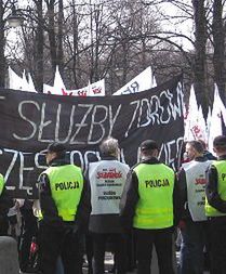 Protest lekarzy przeniósł się pod Ministerstwo Zdrowia