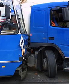 Tramwaj uderzył w cysternę