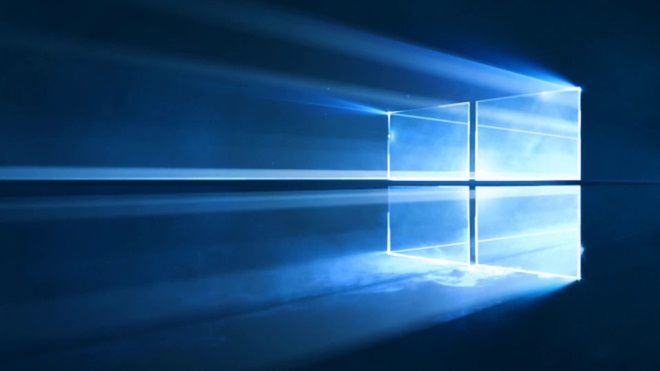 Nowy system Microsoftu zadebiutował naraz w 190 państwach, w 111 językach, jako bezpłatne uaktualnienie dla urządzeń funkcjonujących na systemach Windows 7 oraz Windows 8.1, a także nowych komputerach osobistych oraz tabletach. Premiera Windowsa 10 była przełomowym momentem dla Microsoftu i ostatnią szansa na naprawienie jego wizerunku wśród użytkowników. - Uruchomienie Windows 10 wyznacza nową erę dla komputerów osobistych. To krok milowy dla naszej firmy i szczerze mówiąc także branży - mówił dla BBC Satya Nadella, prezes Microsoftu. 

Czy premierę można uznać za sukces? Z jednej strony Microsoft chwali się dużą liczbą użytkowników, z drugiej – oni sami mają mieszane uczucia. Wiele wątpliwości wzbudza przede wszystkim sposób, w jaki system podchodzi do prywatności. Wysyłanie bez wiedzy użytkowników danych na temat odwiedzanych przez nich stron czy korzystanie z ich łącza internetowego do przesyłania innym aktualizacji – to tylko nieliczne z zarzutów pod jego kierunkiem.