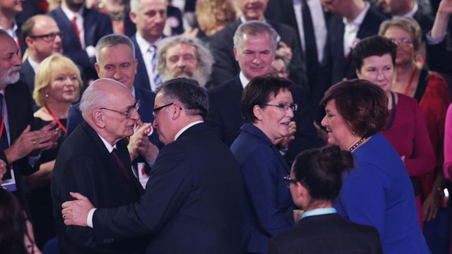 Na konwencji wyborczej Bronisława Komorowskiego w hali EXPO w Warszawie zebrały się prawie cztery tysiące działaczy i sympatyków Platformy Obywatelskiej. Przed halą zaparkowano 16 autobusów z wizerunkiem Bronisława Komorowskiego. To tak zwane "Bronkobusy". Prezydent przyjechał na miejsce konwencji 17-tym. Jego "Bronkobus" wjechał do hali. Wyszli z niego najpierw młodzi ludzie, potem Bronisław i Anna Komorowscy.