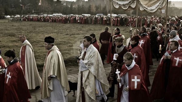 Ks. Piotr Natanek podczas nabożeństwa w swojej Pustelni Niepokalanów