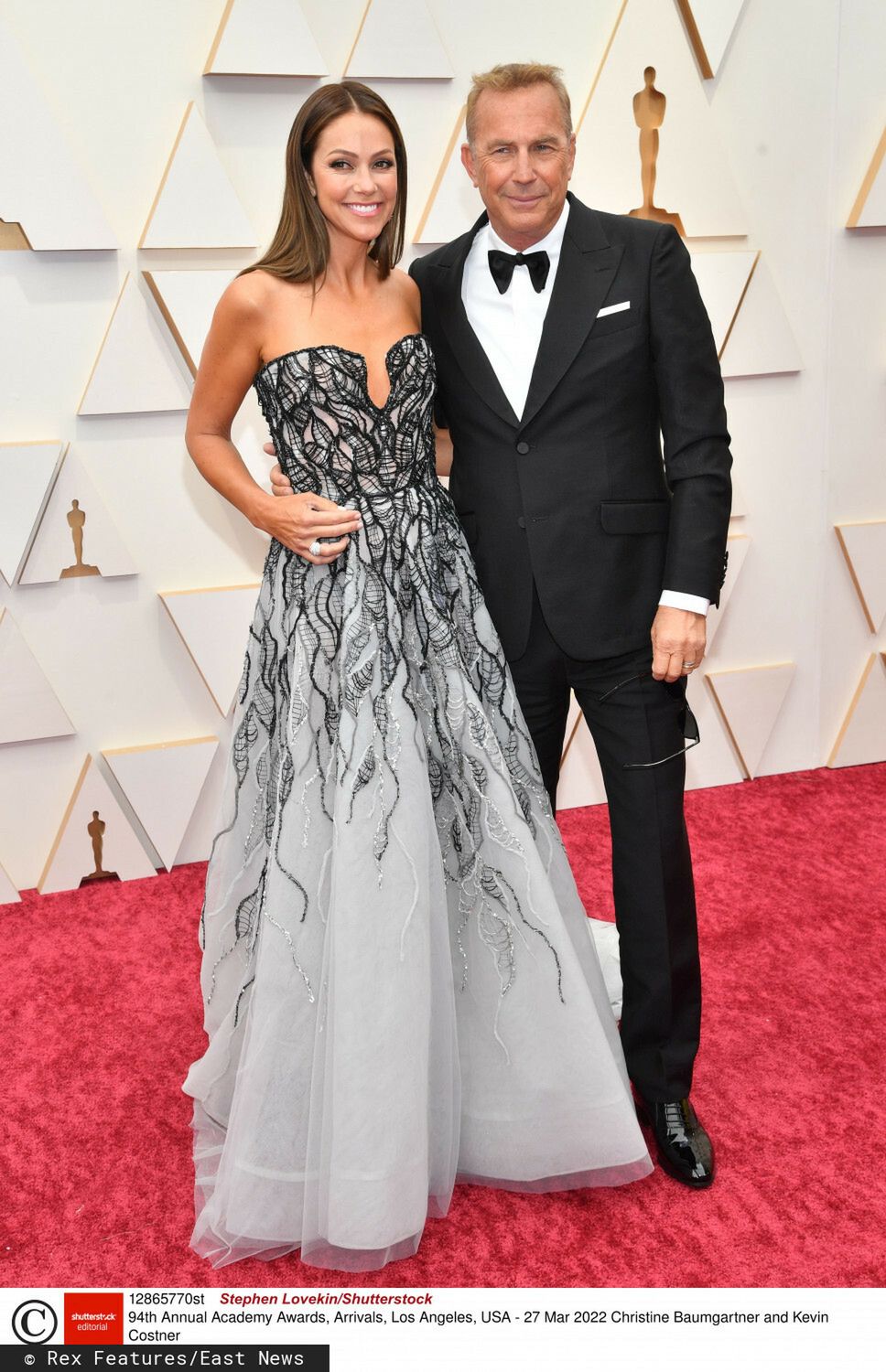 Kevin Costner (smoking: Gucci) z żoną – Oscary 2022