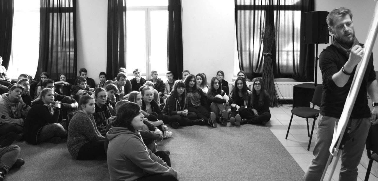 Michał Zawadka na warsztatach z młodzieżą