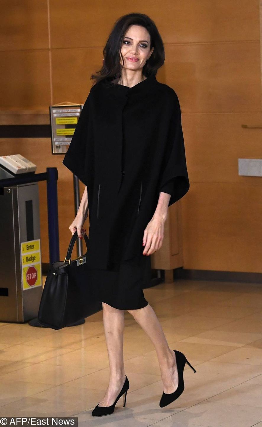 Angelina Jolie cała w czerni w siedzibie NATO w Brukseli