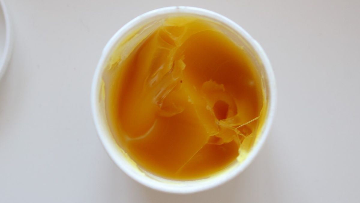 Lanolina to popularny preparat, który skutecznie nawilża naskórek, chroniąc go przed nadmiernym przesuszeniem.