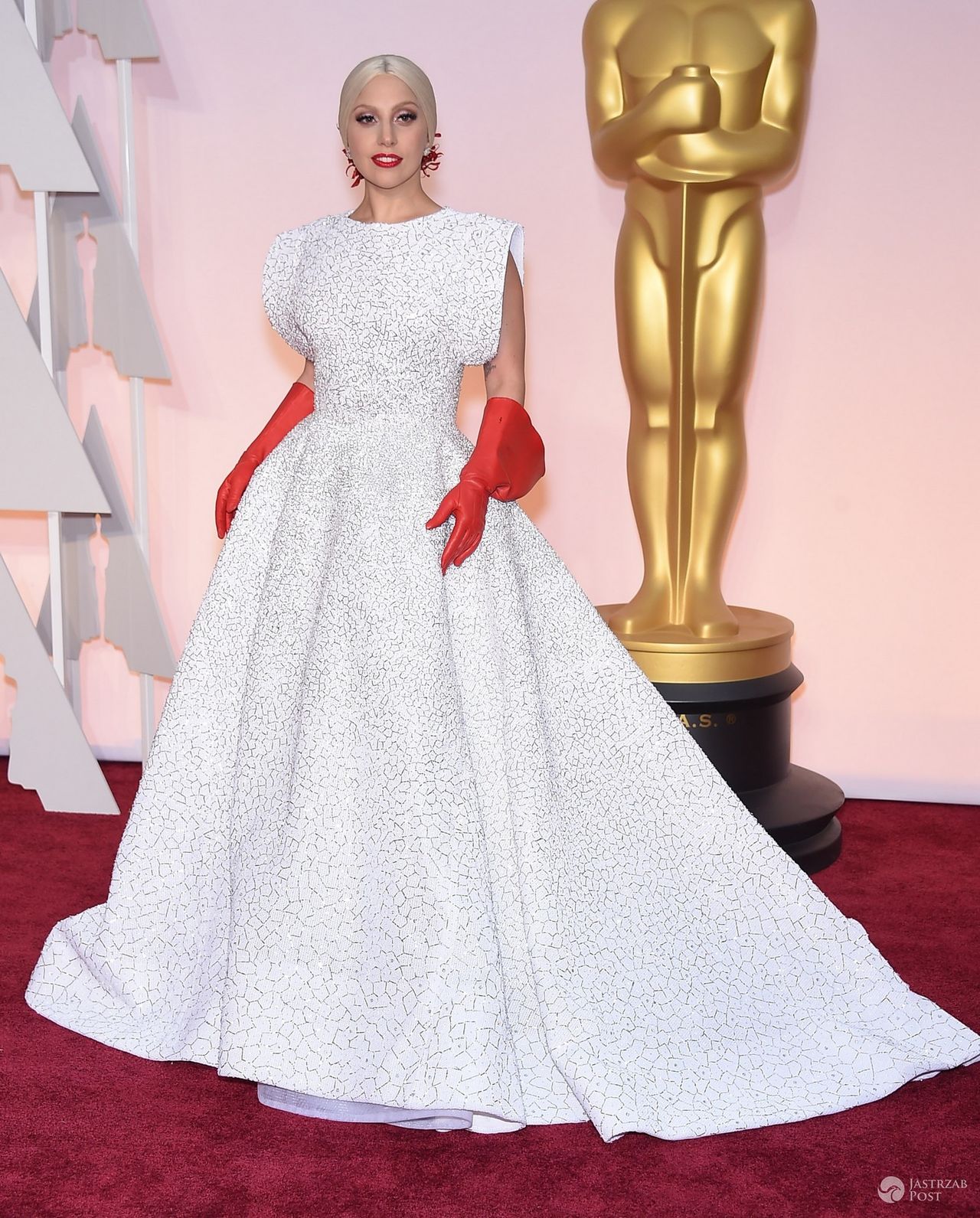 Lady Gaga w kreacji domu mody Alaia, Oscary 2015 (fot. East News)