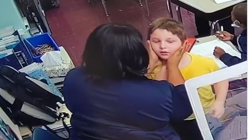 Zadławił się korkiem od butelki. Tak zareagowała nauczycielka