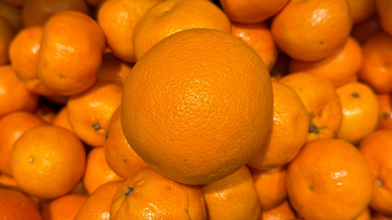 Mandarynki kontra pomarańcze. Który z owoców lepiej wybierać?