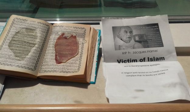 Ktoś sprofanował Koran wkładając między kartki plastry wieprzowiny