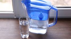 Dzbanki filtrujące wodę. Czy warto mieć je w swojej kuchni?