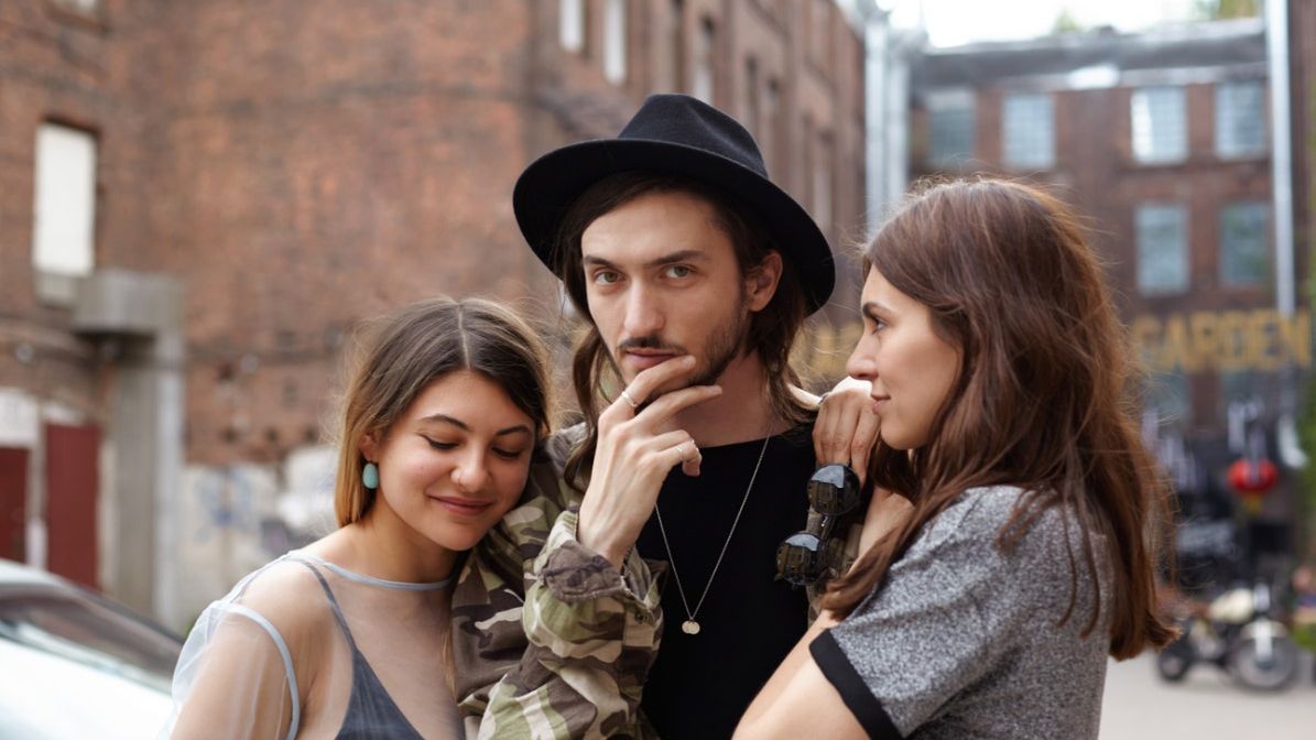 Biseksualizm to odczuwanie pociągu seksualnego lub romantycznego wobec zarówno mężczyzn, jak i kobiet.