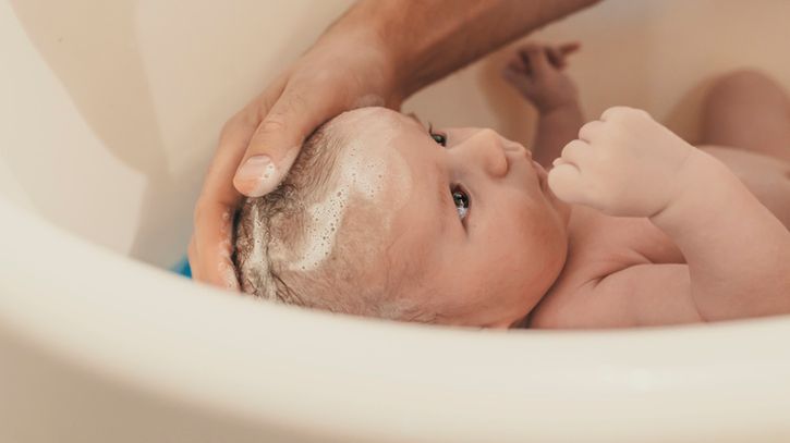 kąpiel niemowlęcia