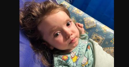 4-latka ciągle spadała z łóżka. Takie objawy dawała groźna choroba