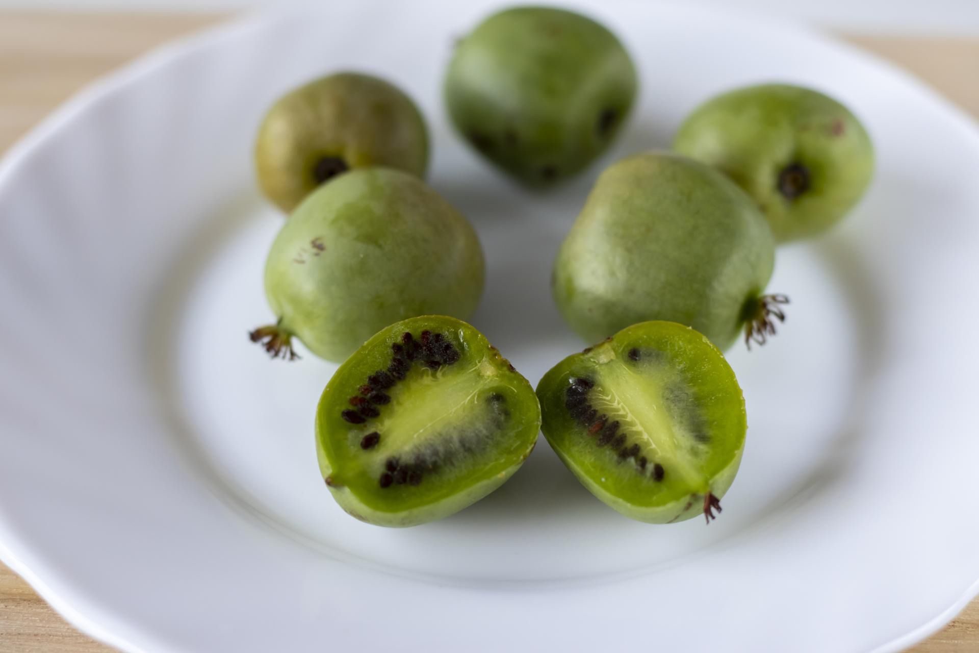 Mini kiwi ma wiele cennych dla zdrowia właściwości