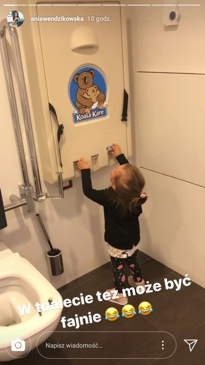 Córka popularnej dziennikarki bawi się w toalecie