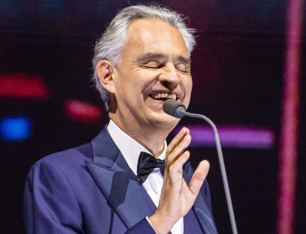 Andrea Bocelli starcił wzrok po wypadku. Piłka uderzyła go w głowę