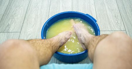 Zamiast na kanapkę, wetrzyj w stawy lub zrób kąpiel. Naturalne remedium