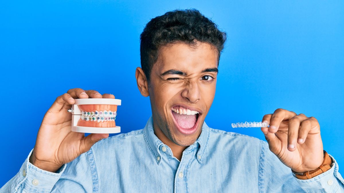 Aparat ortodontyczny samoligaturujący to jeden z nowocześniejszych aparatów ortodontycznych, dzięki któremu możliwe jest leczenie wad zgryzu.