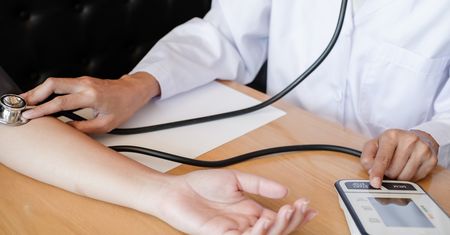 Irbesartan – działanie, wskazania, przeciwwskazania, dawkowanie, możliwe skutki uboczne