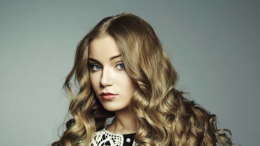 Fryzury wieczorowe - długość włosów, akcesoria do włosów, utrwalenie fryzury