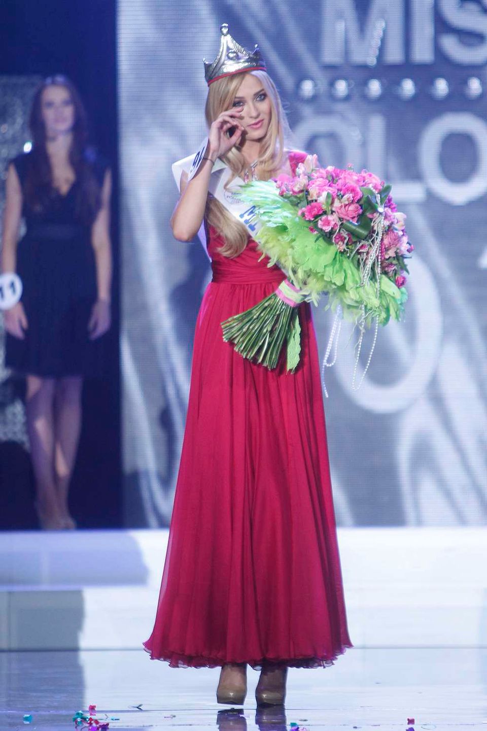 Marcelina Zawadzka w koronie i z szarfą Miss Polonia