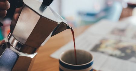 Oto najczęściej popełniany błąd podczas robienia kawy. A tak łatwo o ideał!