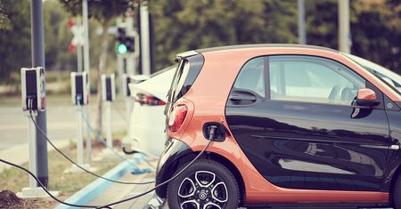 Budowa sieci ładowania elektryków znacząco przyspieszy. W życie wchodzą nowe unijne przepisy