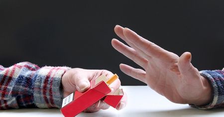 Kontrowersyjny zwrot w polityce antynikotynowej Nowej Zelandii budzi oburzenie ekspertów