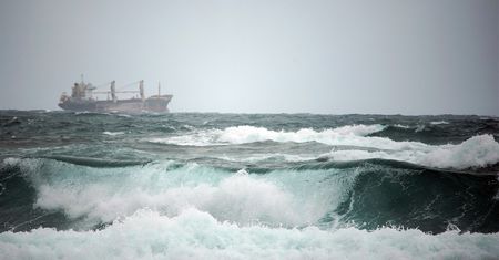 Dramatyczne Holowanie Frachtowca Fremantle Highway Zakończone Sukcesem!