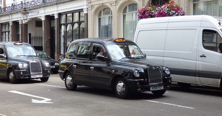Uber pod ostrzałem. Londyńscy taksówkarze wnoszą pozew o 250 milionów funtów