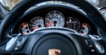 Porsche za milion złotych i inne cenne auta. Skarbówka licytuje fanty przejęte od gangu