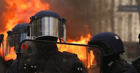 Zamieszki w Wielkiej Brytanii: Demonstranci próbowali podpalić hotel z imigrantami