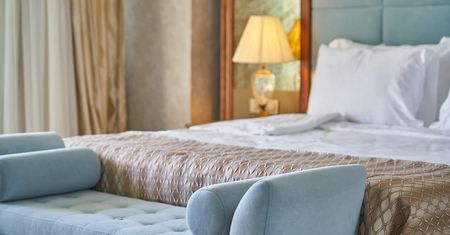 Pluskwy w hotelowym łóżku to koszmar. Tak sprawdzisz, czy ich nie ma w materacu