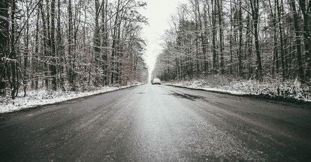 Ostrzeżenia IMGW: Śnieg, wiatr i oblodzenia zagrożą bezpieczeństwu na drogach