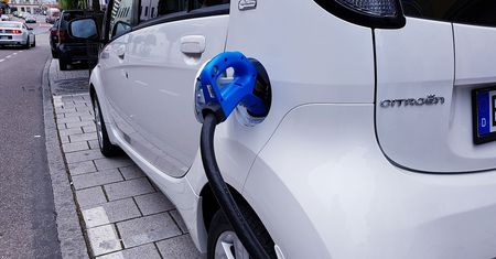 Przyszłość motoryzacji to niekoniecznie auta bateryjne. Zainteresowanie kierowców mniejsze niż oczekiwane