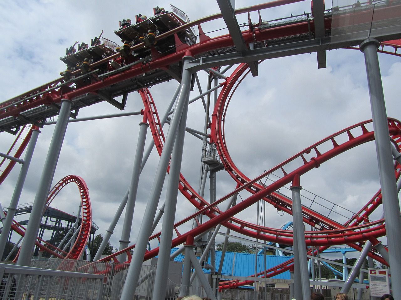 Drzewo spadło na rollercoaster w parku rozrywki w Katalonii.